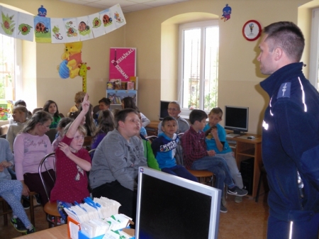 Spotkanie z policjantem w ramach Tygodnia Bibliotek - 2015