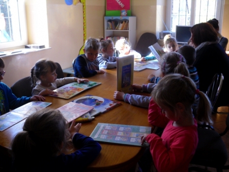 Pierwsza wizyta przedszkolaków w bibliotece - 2015