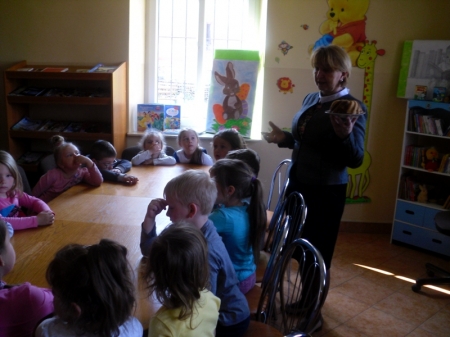 Wielkanocne spotkanie przedszkolaków w bibliotece